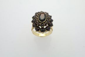 zlatý prsten s Pyropem 7,41g, 8kt