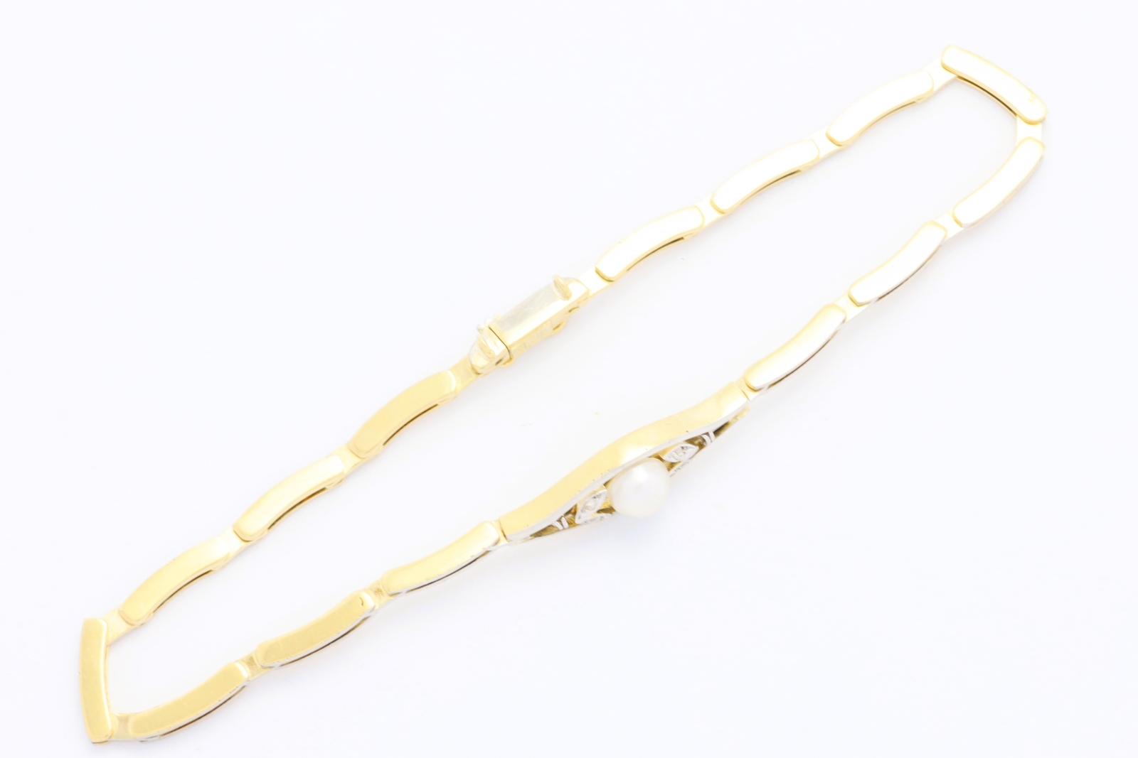 Zlat&yacute; n&aacute;ramek s&nbsp;perlou a&nbsp;diamanty 7,25&nbsp;g 14kt