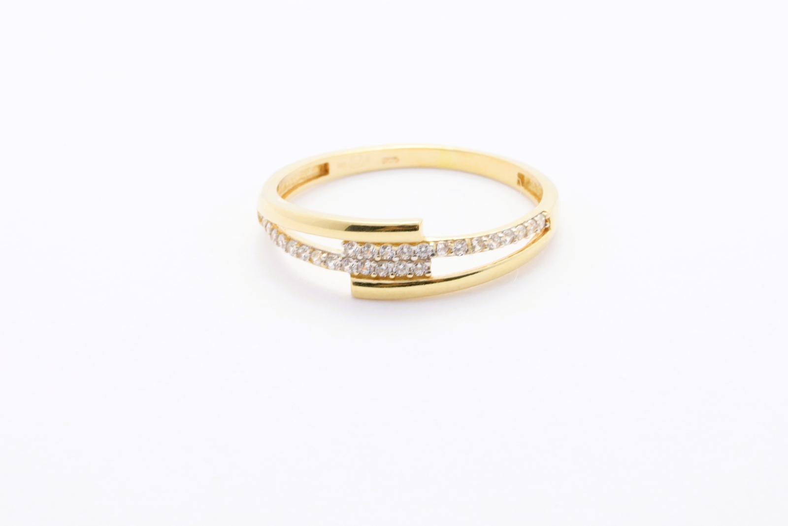 Zlat&yacute; prsten se zirkony 1,51&nbsp;g 14kt