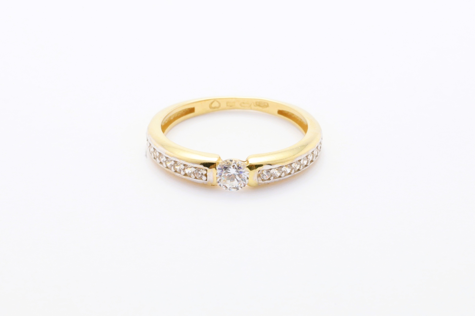 Zlat&yacute; prsten se zirkony 2,04&nbsp;g 14kt